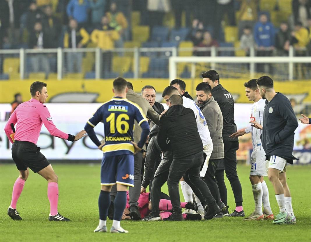 MKE Ankaragücü Kulübü Başkanı Faruk Koca'dan hakeme saldırı 1