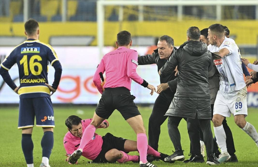 MKE Ankaragücü Kulübü Başkanı Faruk Koca'dan hakeme saldırı 9