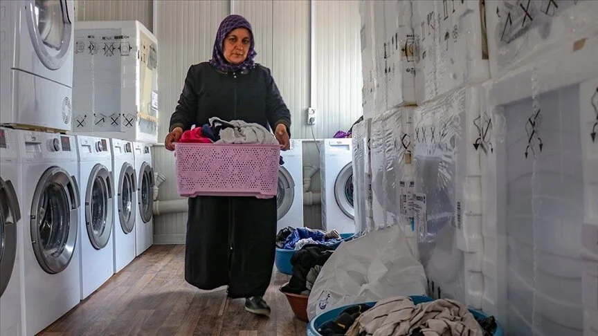 Kendisi gibi depremzedelere hizmet veriyor
