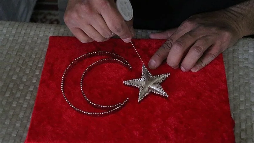 Hayalleri ile sanatsal eserler çıkarıyor