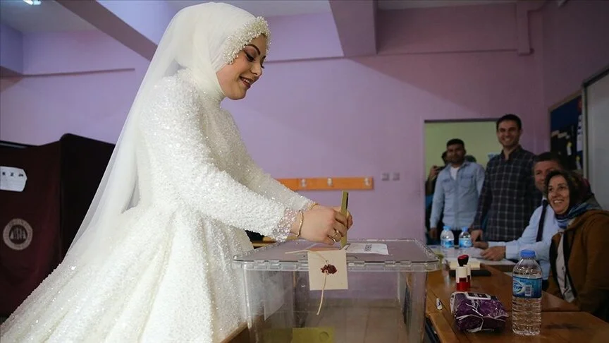 Oy kullanmaya gelinliğiyle geldi