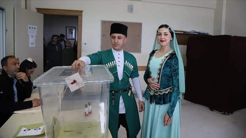 Kafkas kıyafetiyle oy kullandılar