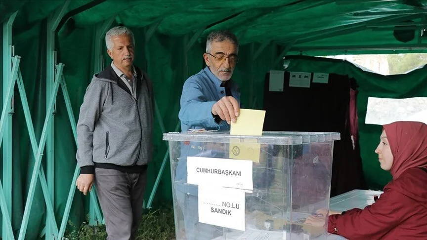 19 seçmenli mahallede vatandaşlar sandık başına gitti