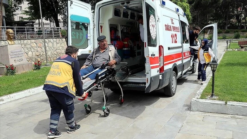 Hastalar, sağlık ekiplerince sandıklara götürüldü