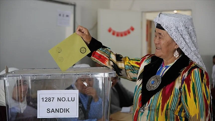Yöresel kıyafetle oy kullandılar