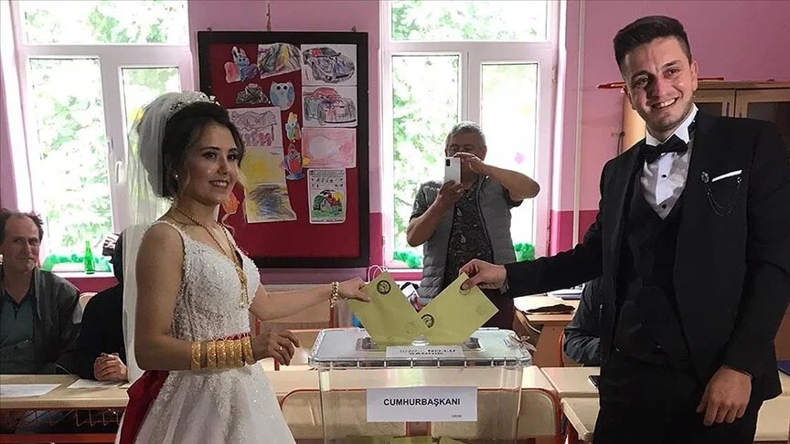 Gelin ve Damatlar düğün günü oy kullandı