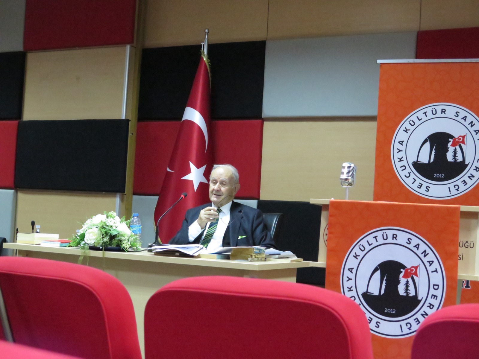 Prof. Dr. Sakaoğlu şairlerle buluştu