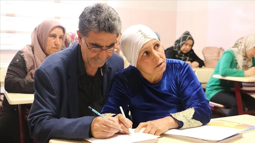 Okuma yazma öğrenen çiftin gayreti