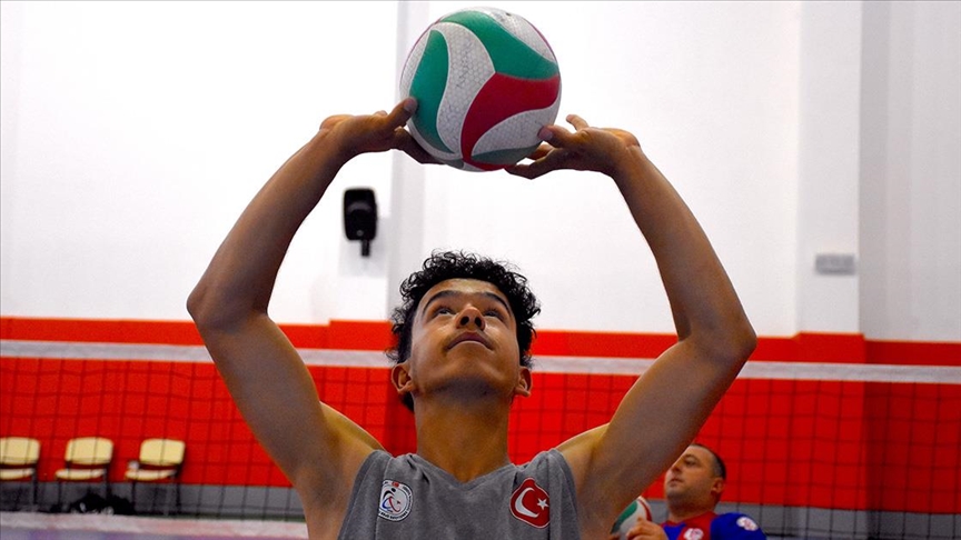Doğuştan felçli voleybolcu Selim Akyayla