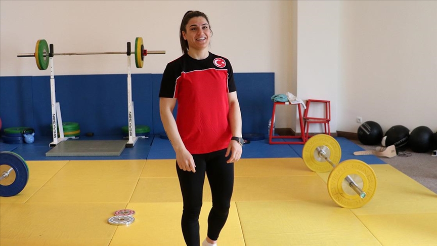 Görme engelli Zeynep Çelik zirveye çıkmak istiyor.