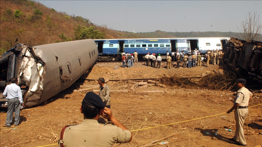 Hindistan'da tren kazası: 288 ölü