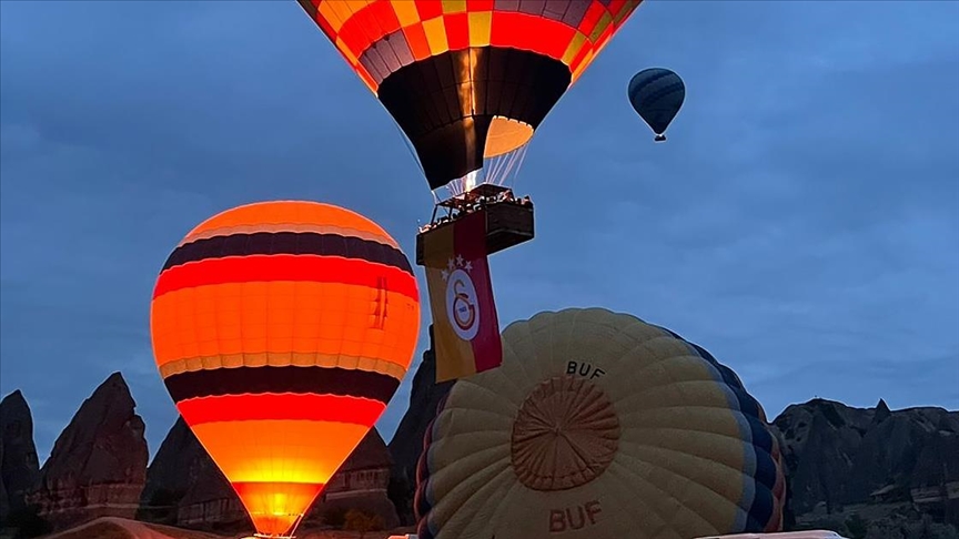 Kapadokya'da balonlar şampiyonluğu kutladı