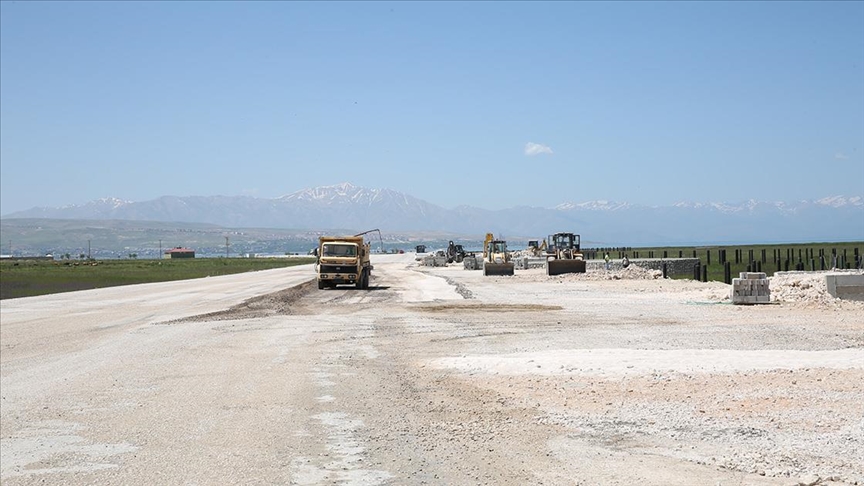 Van Gölü kıyısına sahil yolu