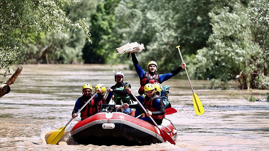 Rafting yaparak çöp topladılar