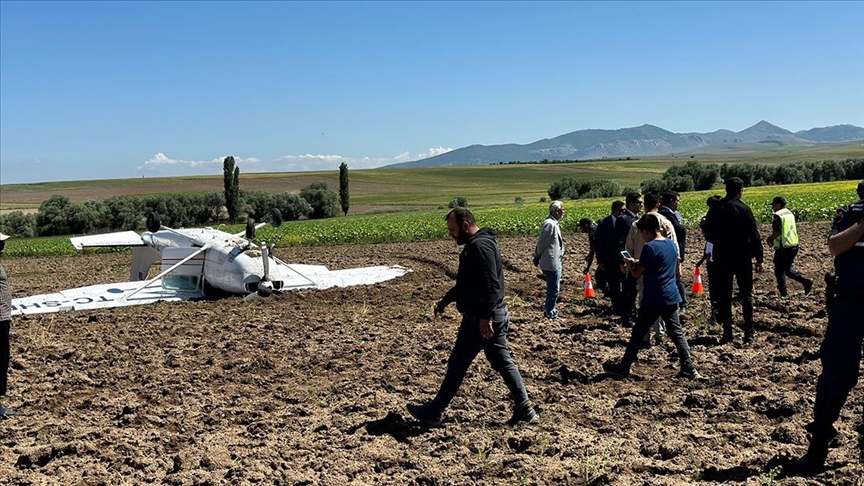 Eğitim uçağı zorunlu iniş yaptı: 2 yaralı