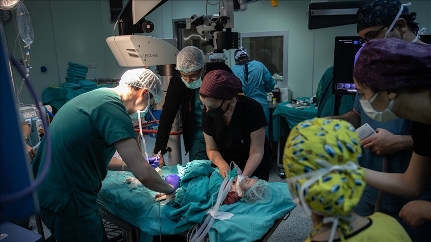 Bir kilo 600 gram doğan bebeğe göz ameliyatı