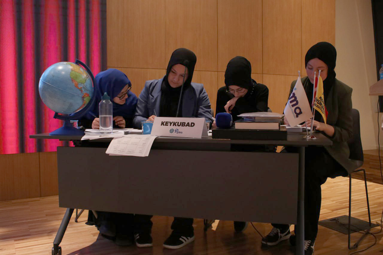 Öğrenciler münazara yarışmasında kıyasıya yarıştı