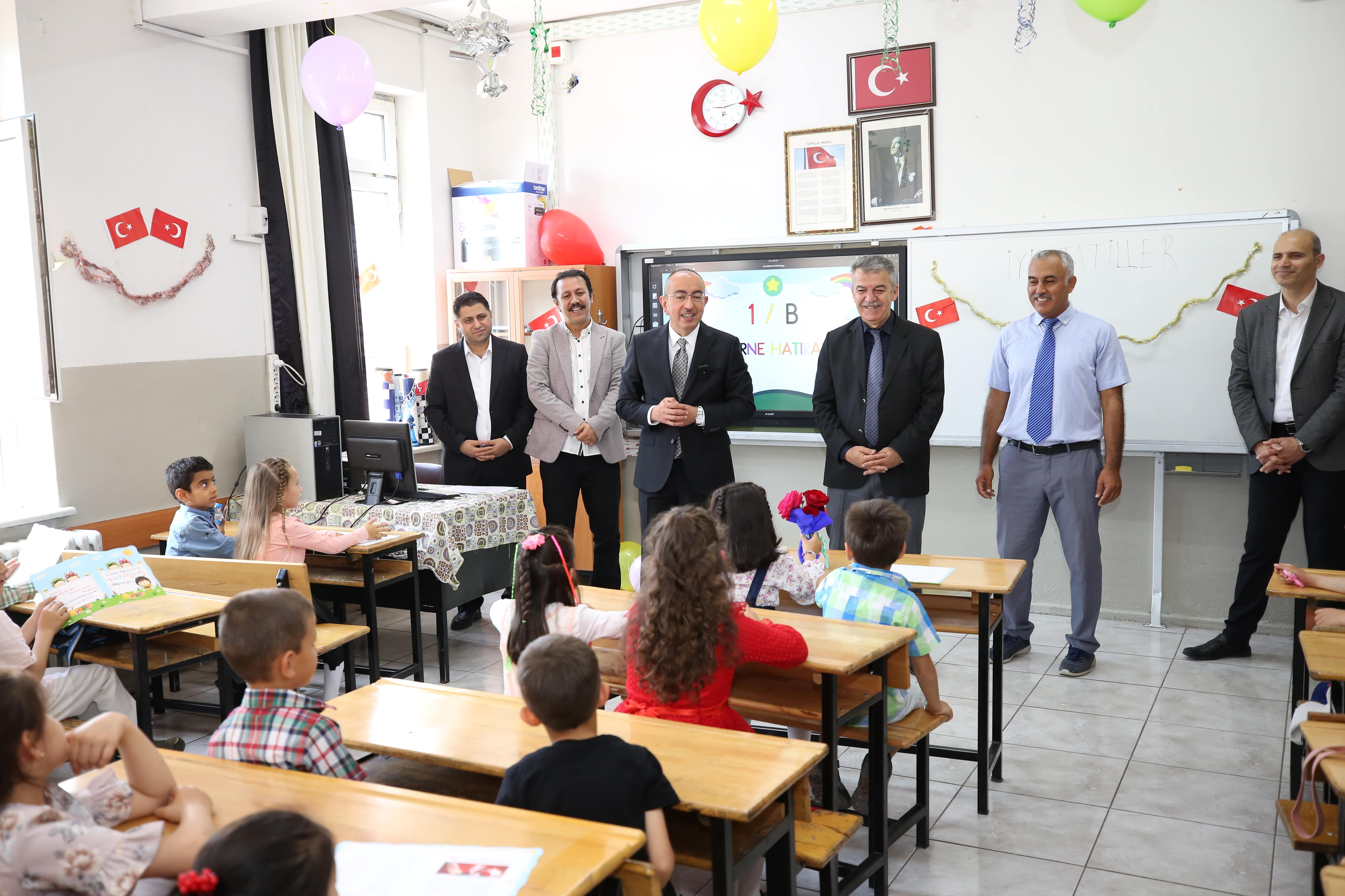 Başkan öğrencilerin heyecanına ortak oldu