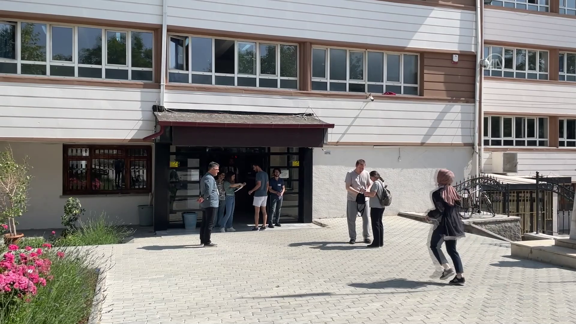 Koşa koşa sınava geldiler