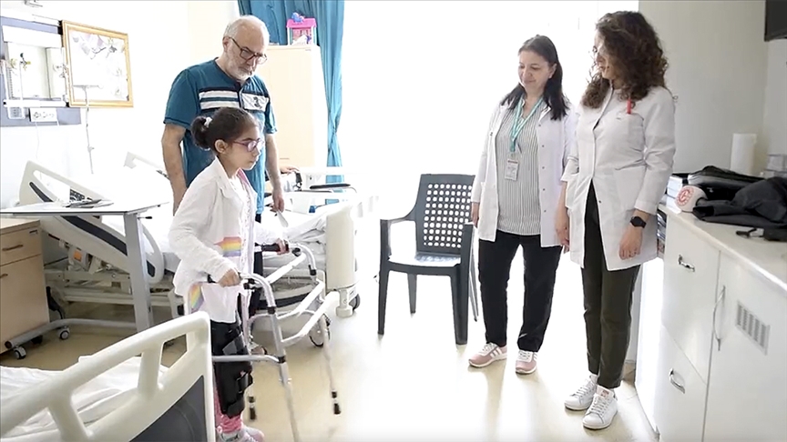 Enkazdan çıkarılan Zeynep yürüyor ve konuşuyor