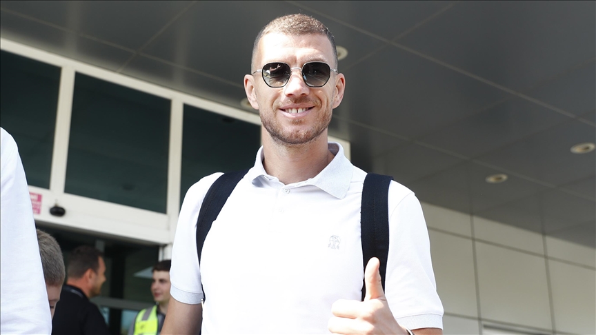 Edin Dzeko sözleşmeyi imzaladı