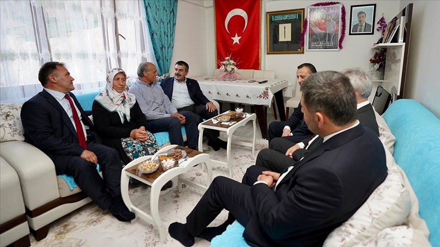 Şehit öğretmenin ailesini ziyaret etti