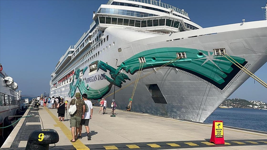 "Norwegian Jade" isimli kruvaziyer Bodrum'da