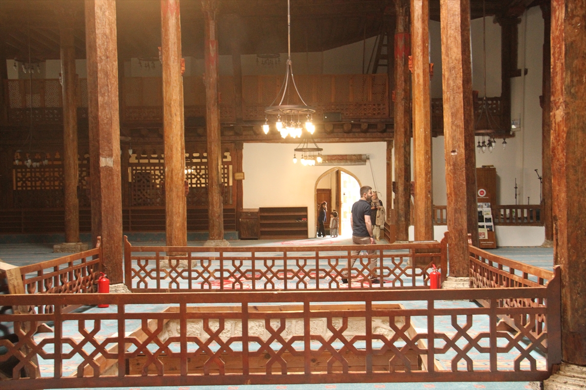 Tarihi cami ziyaretçi akınına uğradı