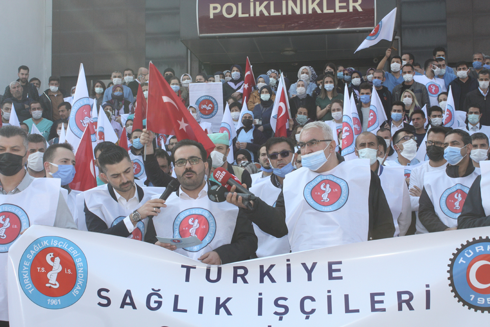 Sağlık çalışanları geriye dönük alacaklarının ödenmesini istiyor