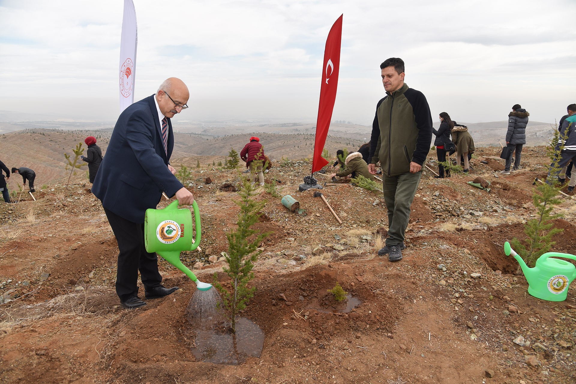 Öğretmenler hatıra ormanına fidan dikti