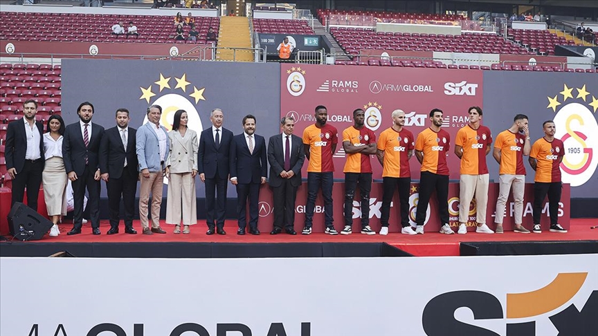 Galatasaray'ın taraftar karşısında imza töreni