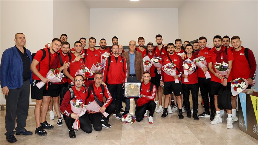 Şampiyonlar yurda döndü