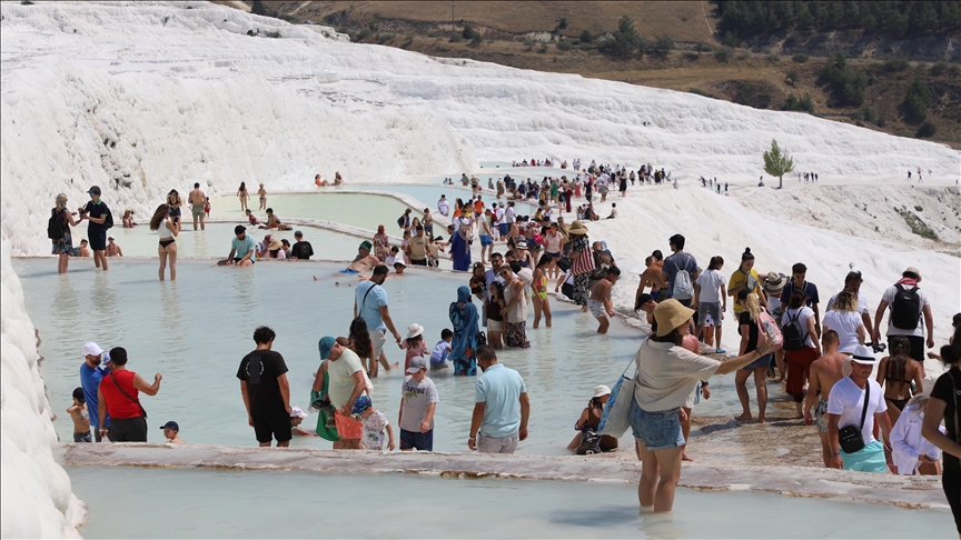 Pamukkale'yi yılın ilk yarısı 1 milyon 149 bin kişi ziyaret etti