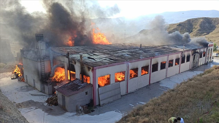 Kastamonu'da kapı fabrikasında alevler yükseldi