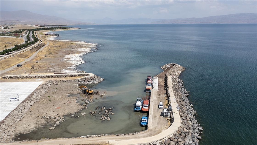 Van Gölü'nün sularının çekilmesiyle çalışma başladı