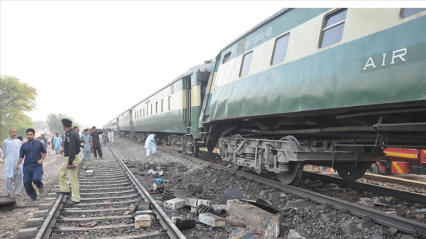 Yolcu treni raydan çıktı: 22 ölü
