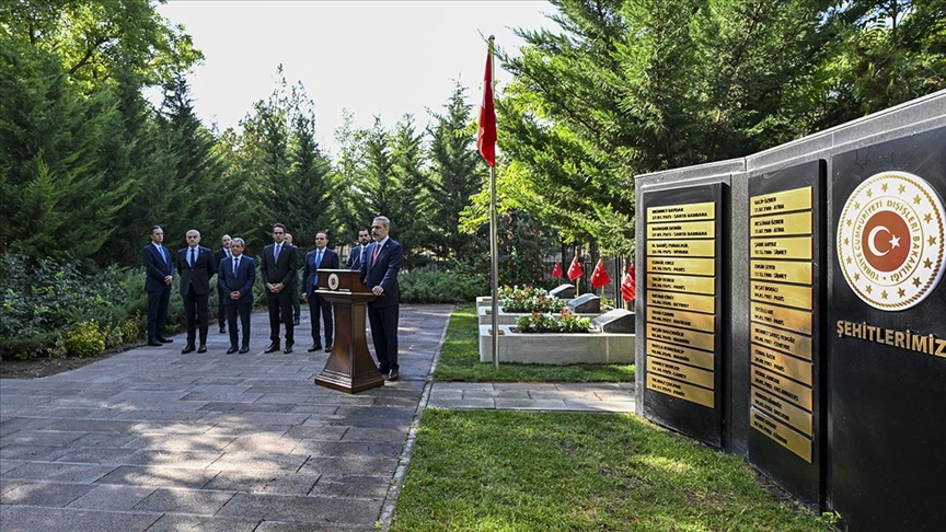 Bakan Fidan'dan Dışişleri Şehitliği'ne ziyaret