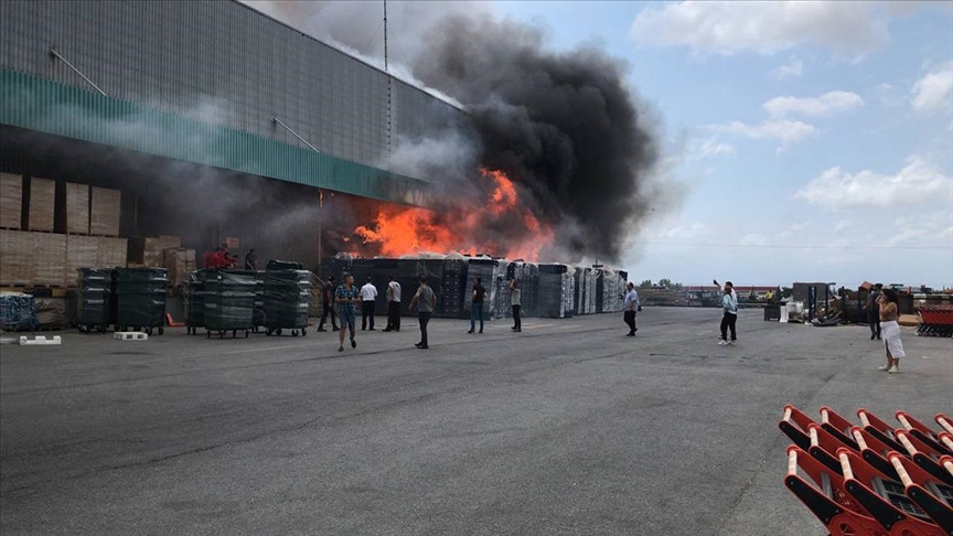 Kocaeli'nde zincir market deposunda yangın