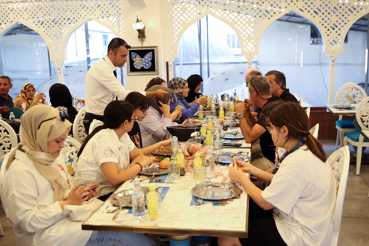 Tarihi hamam manzarasında geleneksel düğün pilavı
