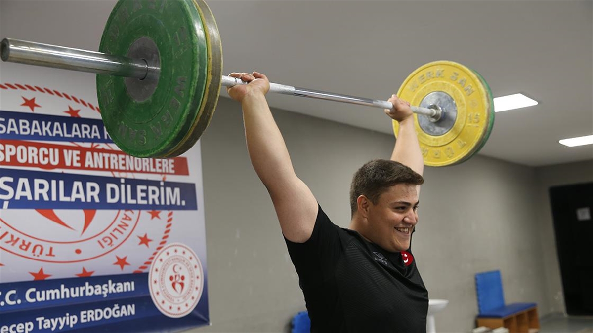 Genç haltercinin hedefi olimpiyatlar