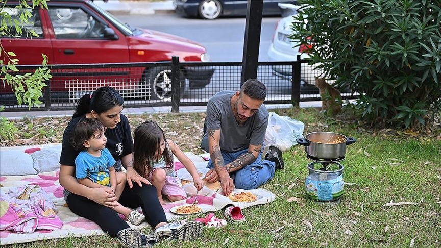 Kirayı ödeyemeyen aile parkta yaşıyor