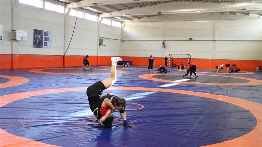 Milli kadın güreşçiler tarih yazmak istiyor