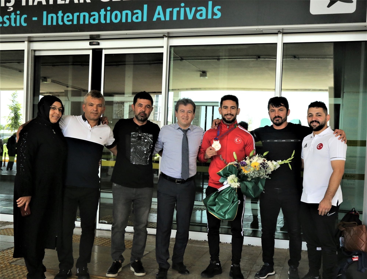 Dünya üçüncüsü güreşçi yurda döndü