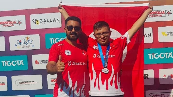 Özel sporcu Emirhan Akçakoca dünya rekoru kırdı