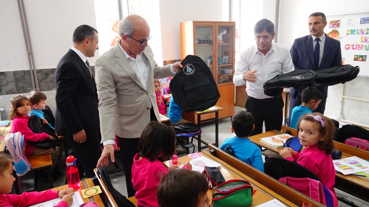 Miniklerin İlk okul çantası Çumra Belediyesi’nden