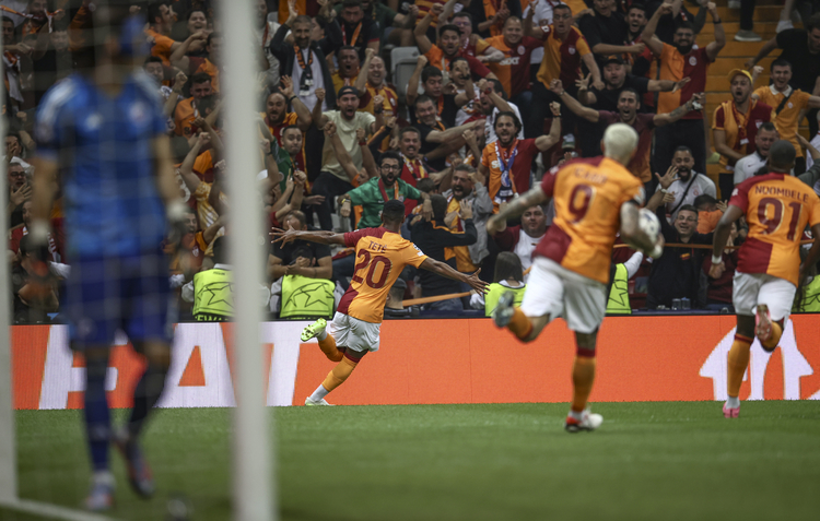 Galatasaray beraberlikle başladı