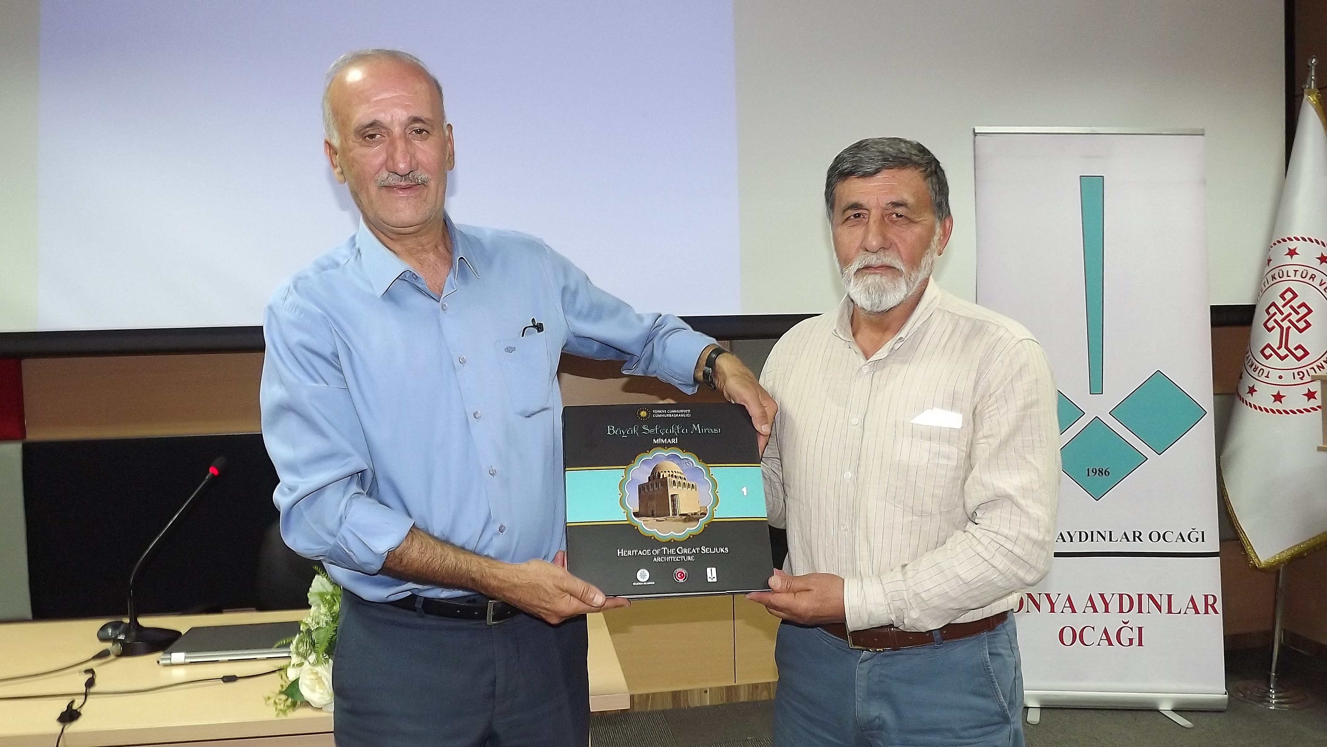 İslâm’da şiir ve şairler anlatıldı