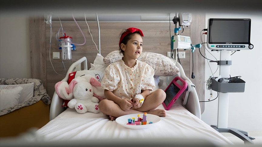 Doğuştan "yarım kalbi" olan Defne sağlığına kavuştu