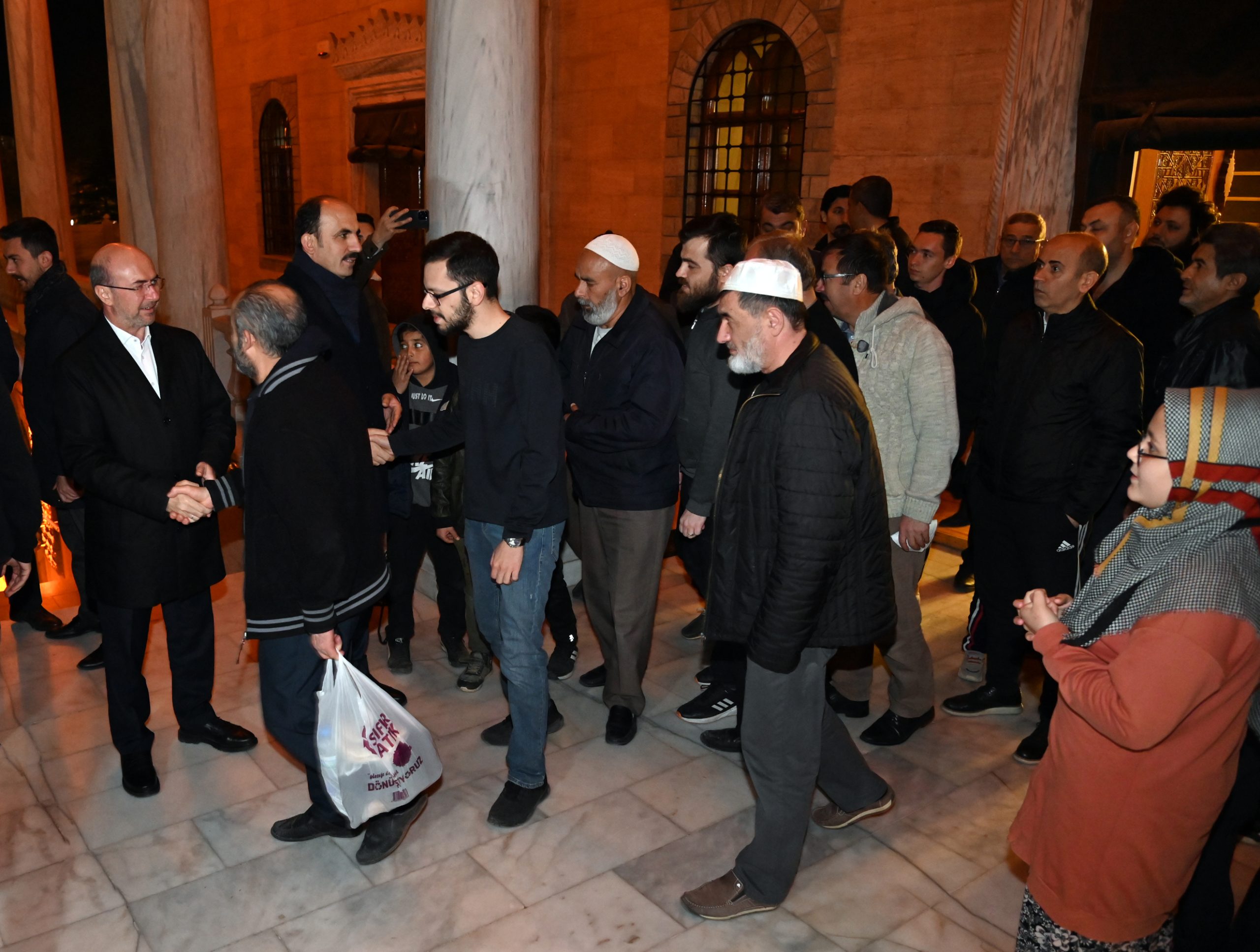 Başkanlar teravihte vatandaşlarla buluştu