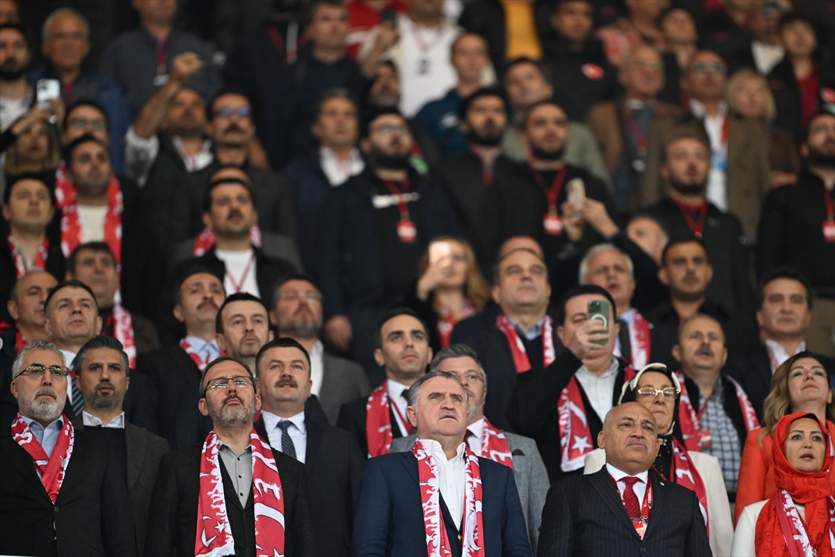 Bakanlar, karşılaşmayı tribünde izledi